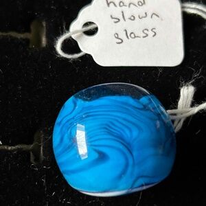 RING, HANDBLOWN GLASS WITH NAVY AND ROYAL BLUE SWIRLS, LADIES SZ 8, NEW, TAGS ON